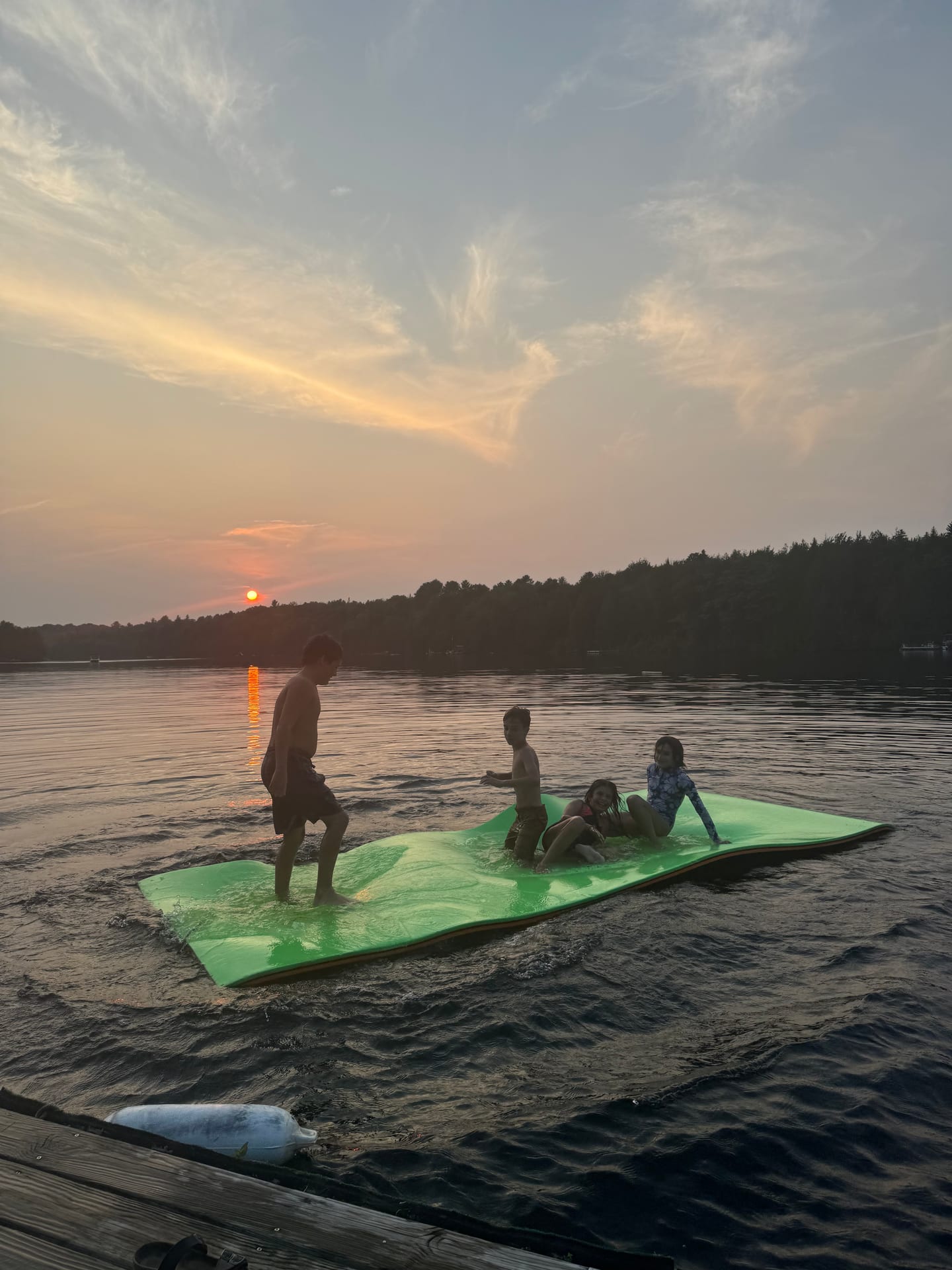 Kayak à deux au coucher du soleil sur le lac Barron
