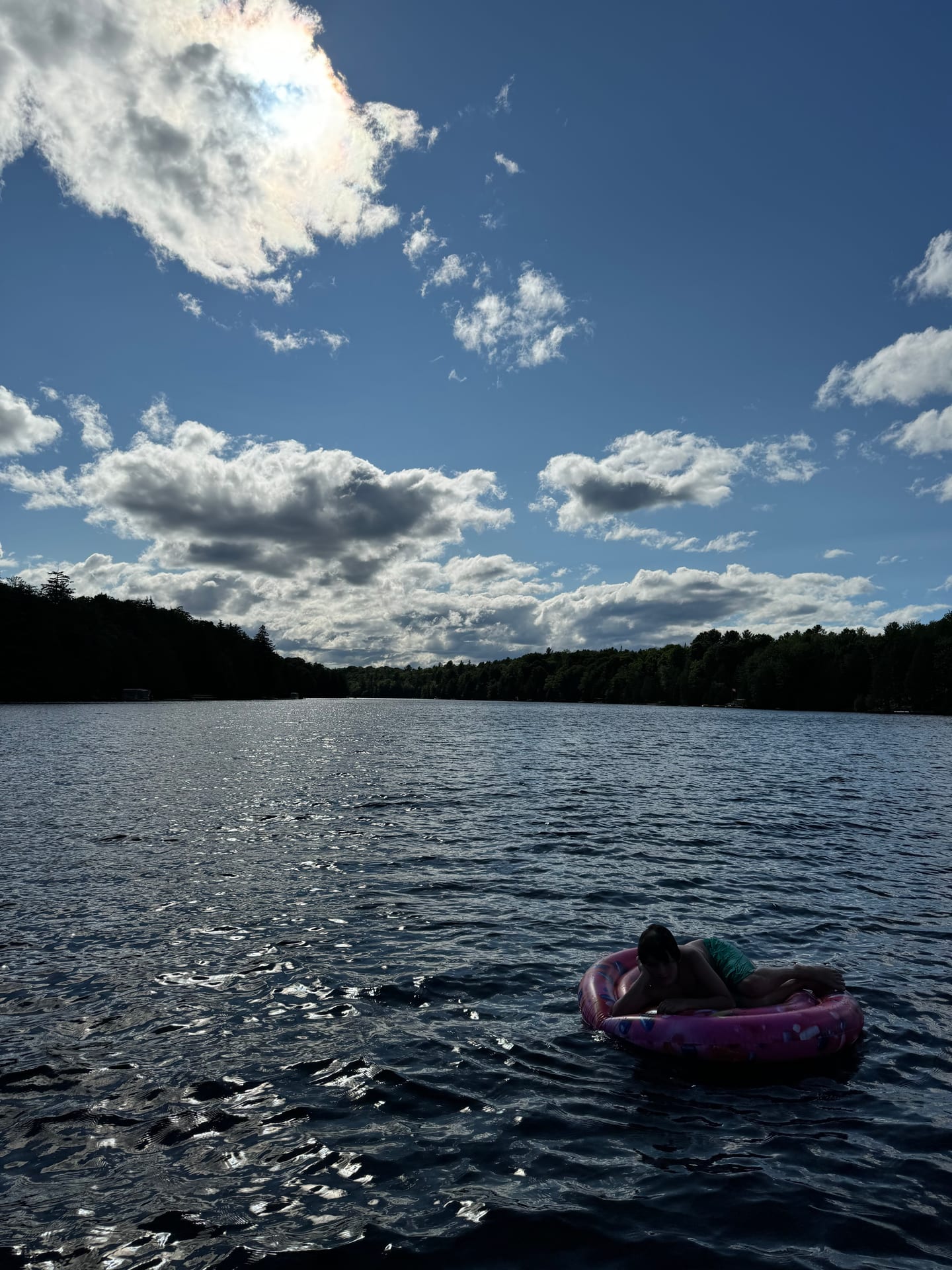 Baignade sur flotteur dans le lac Barron