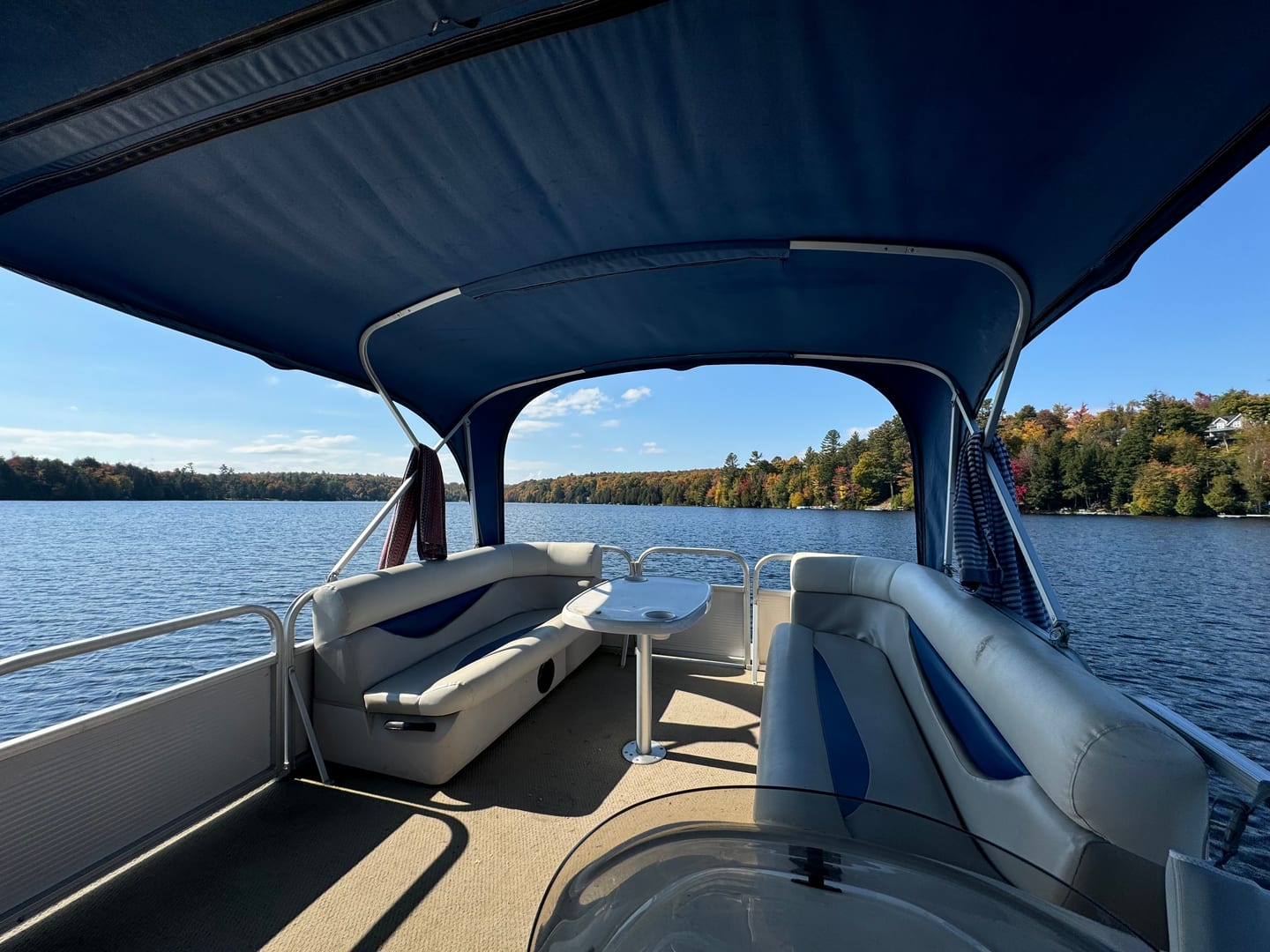 Vue sur le lac Barron depuis une embarcation en automne