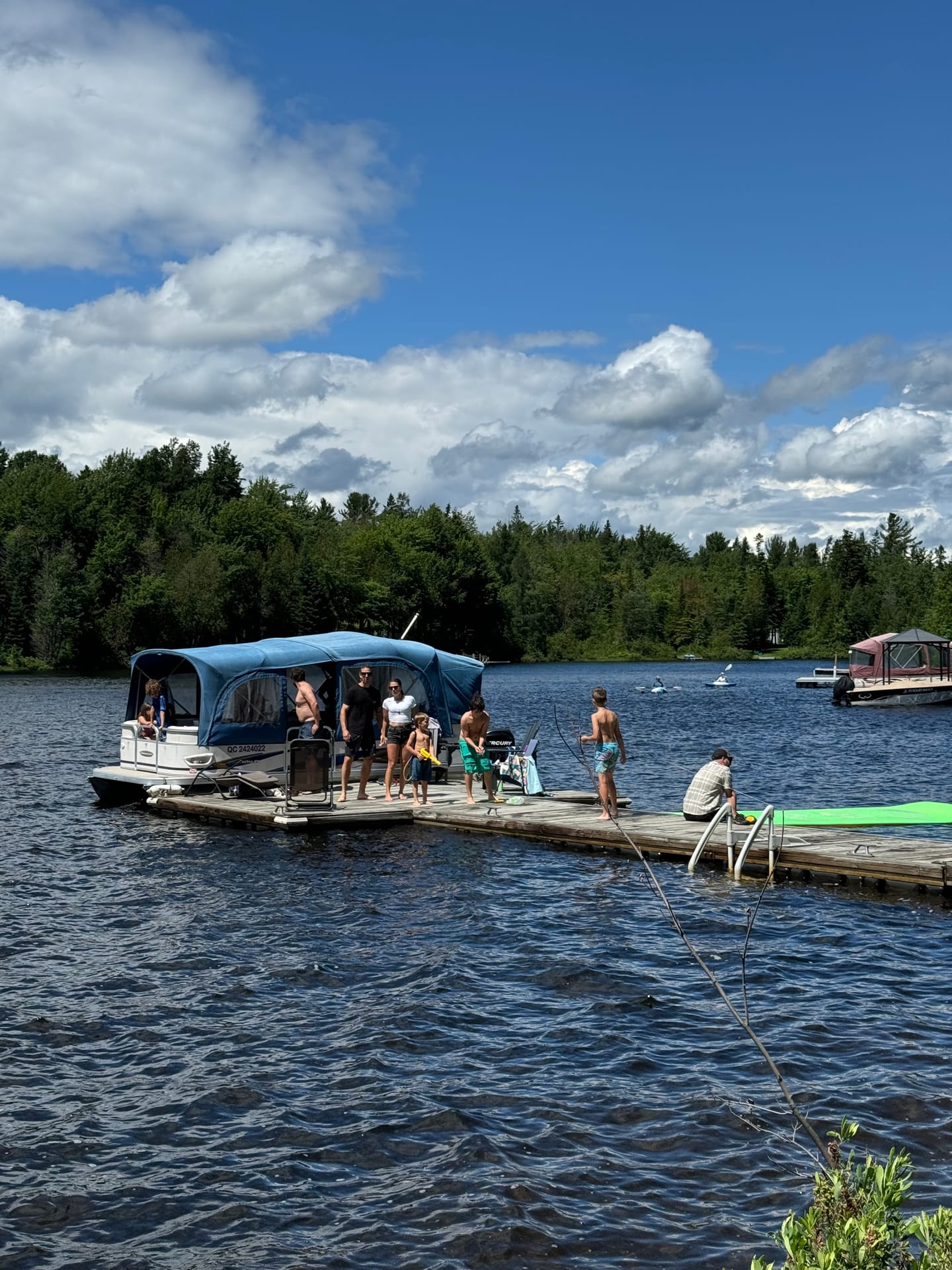 Embarcation en navigation sur le lac Barron avec passagers