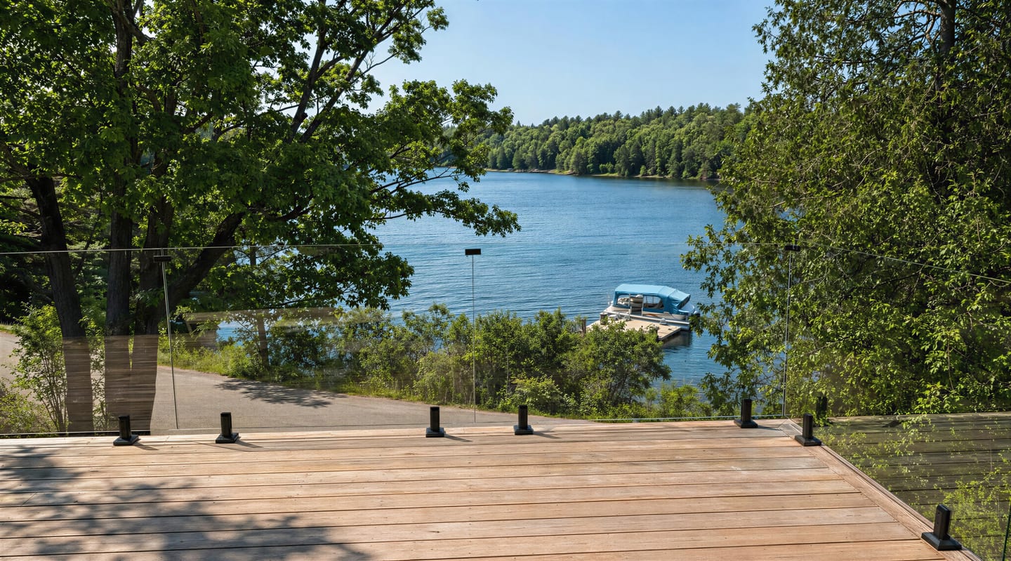 Terrasse avec mobilier Adirondack et BBQ